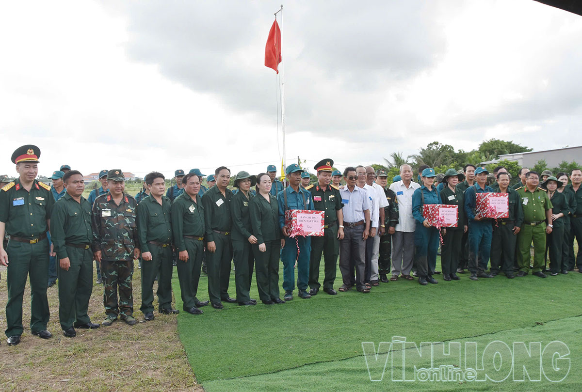 Ban Tổ chức trao quà, chụp ảnh lưu niệm với đơn vị tham gia thực binh.