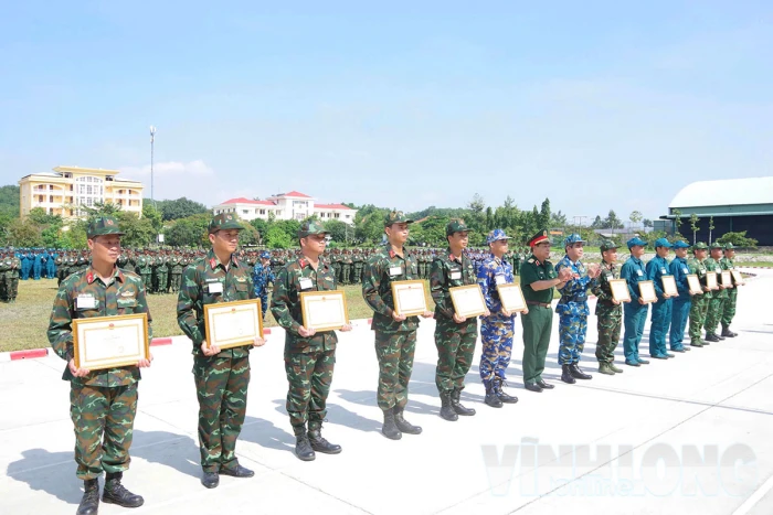 BĐBP khen thưởng đột xuất cho tập thể, cá nhân Đội Phòng không kiêm nhiệm Đồn Biên phòng cửa khẩu cảng Giao Long