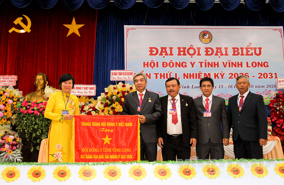 1.	Ủy viên Trung ương Hội Đông y Việt Nam Trương Thị Ngọc Lan trao Cờ thi đua xuất sắc của Trung ương Hội Đông y Việt Nam cho lãnh đạo Hội Đông y tỉnh.