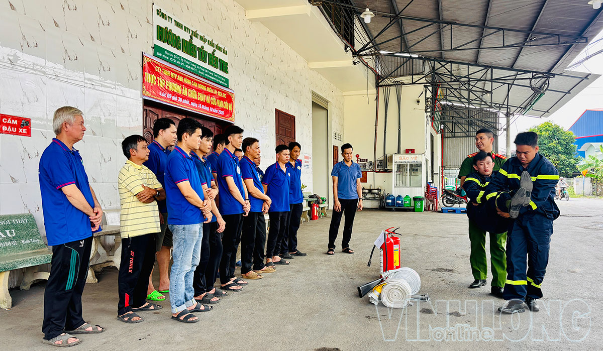 Cán bộ, chiến sĩ Cảnh sát PCCC và CNCH hướng dẫn nhân viên cơ sở các thao tác cứu người bị nạn.