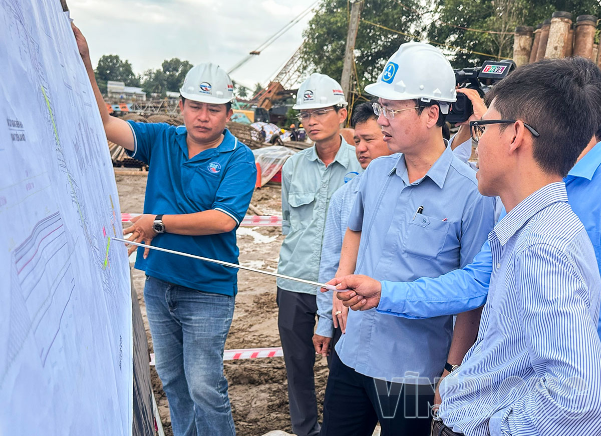 Phó Bí thư Tỉnh ủy, Chủ tịch UBND tỉnh Trần Trí Quang khảo sát thực địa dự án cầu Tam Bình.