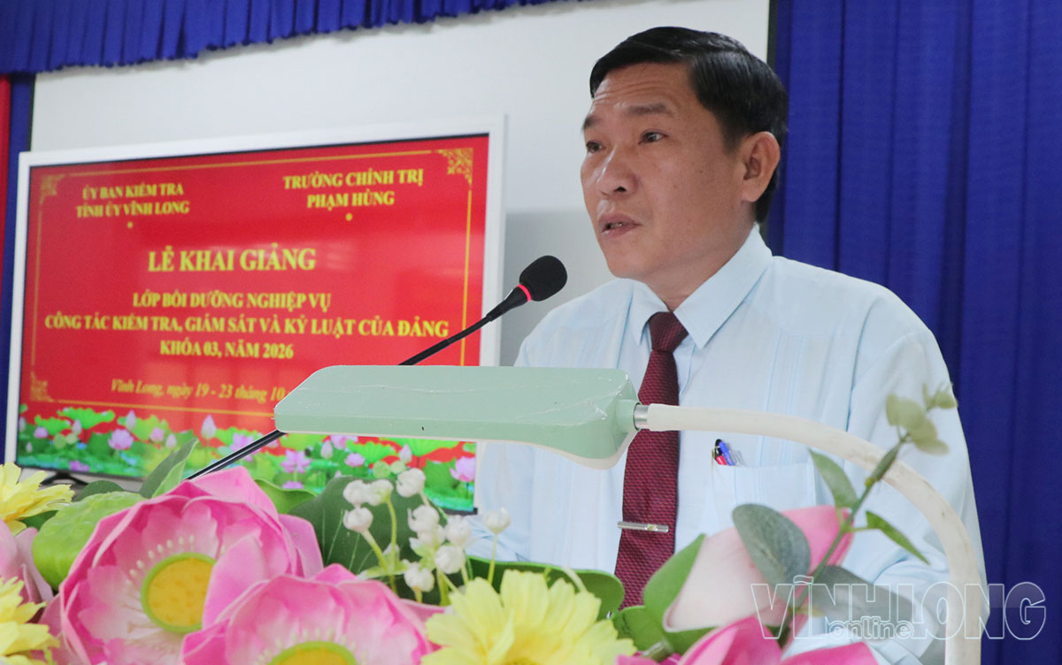 Đồng chí Phạm Thành Lập - Tỉnh ủy viên, Phó Chủ nhiệm Ủy ban Kiểm tra Tỉnh ủy phát biểu tại lễ khai giảng.

