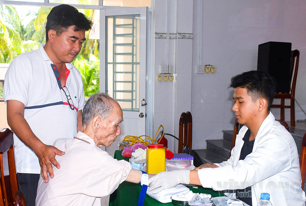 
Cán bộ chiến sĩ Công an tỉnh Vĩnh Long hướng dẫn, hỗ trợ thân nhân liệt sĩ tận tình.