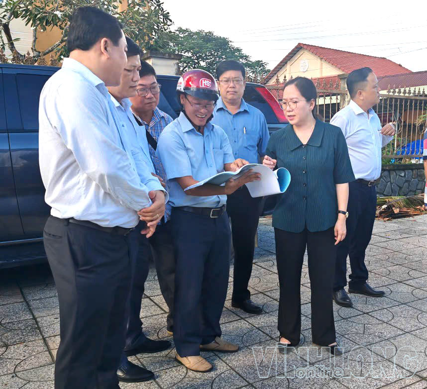 Đồng chí Nguyễn Thị Hồng Nhung cùng các thành viên trong đoàn giám sát thực tế tại công trình đường Trương Định.