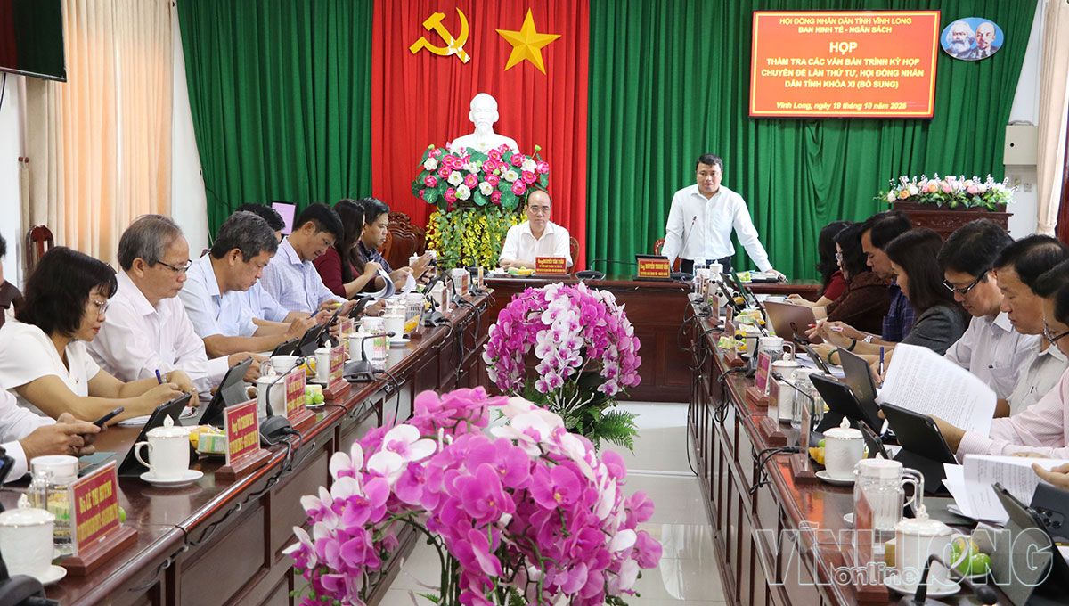 
Anh 1: Đồng chí Nguyễn Thanh Cần- Trưởng Ban Kinh tế- Ngân sách HĐND tỉnh chủ trì cuộc họp.
