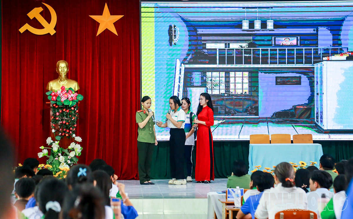 Tiết mục tuyên truyền về Chiến dịch Không Một Mình của sinh viên Trường CĐ Vĩnh Long.