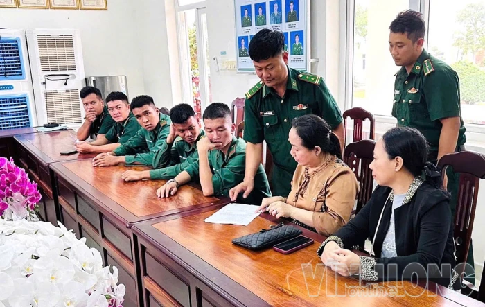 Thiếu tá quân y trả lại tài sản cho người đánh mất