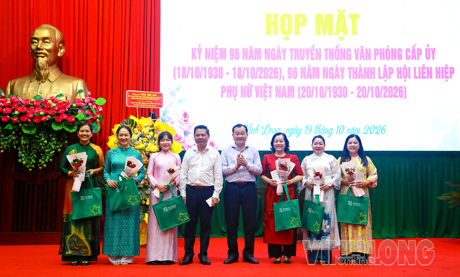  Đồng chí Nguyễn Minh Dũng- Ủy viên Dự khuyết Trung ương Đảng, Phó Bí thư Tỉnh ủy, Chủ tịch HĐND tỉnh tặng hoa và quà chúc mừng Ngày truyền thống Văn phòng cấp ủy và Ngày Phụ nữ Việt Nam.