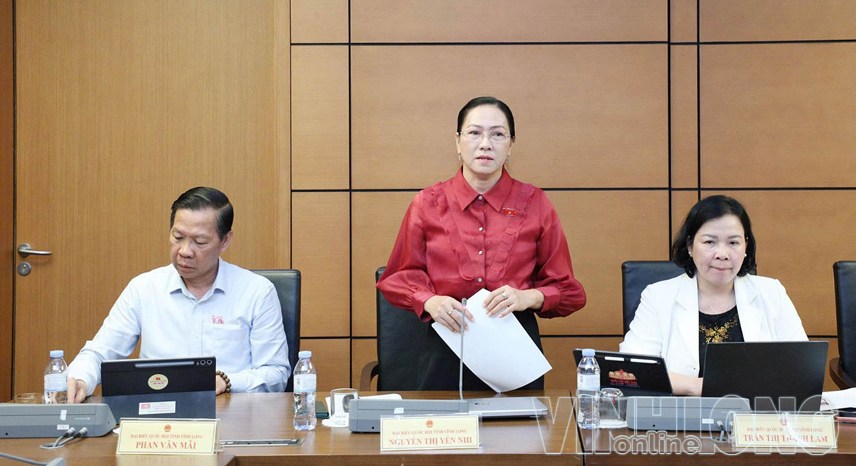 Đại biểu Nguyễn Thị Yến Nhi, Tỉnh ủy viên, Phó Trưởng Đoàn chuyên trách Đoàn ĐBQH tỉnh Vĩnh Long phát biểu tại Tổ sáng ngày 18/10.