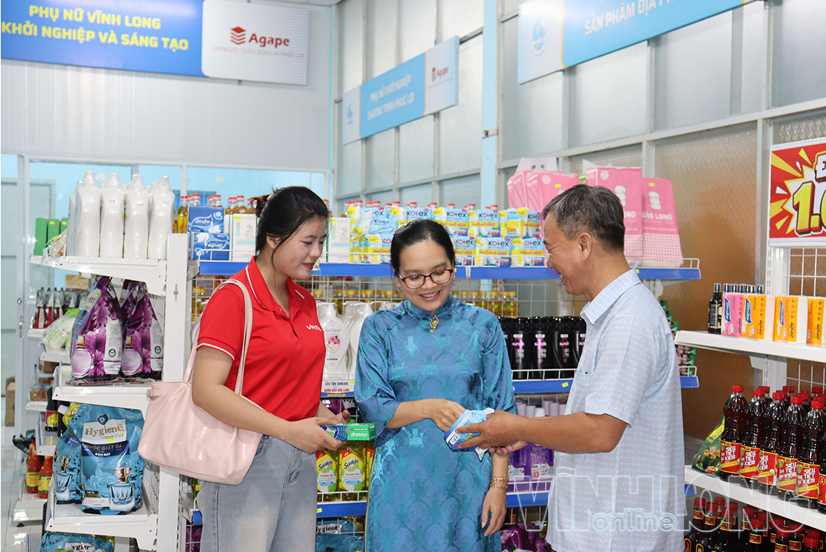 Khách hàng mua sắm tại không gian trưng bày, giới thiệu và kết nối tiêu thị sản phẩm.