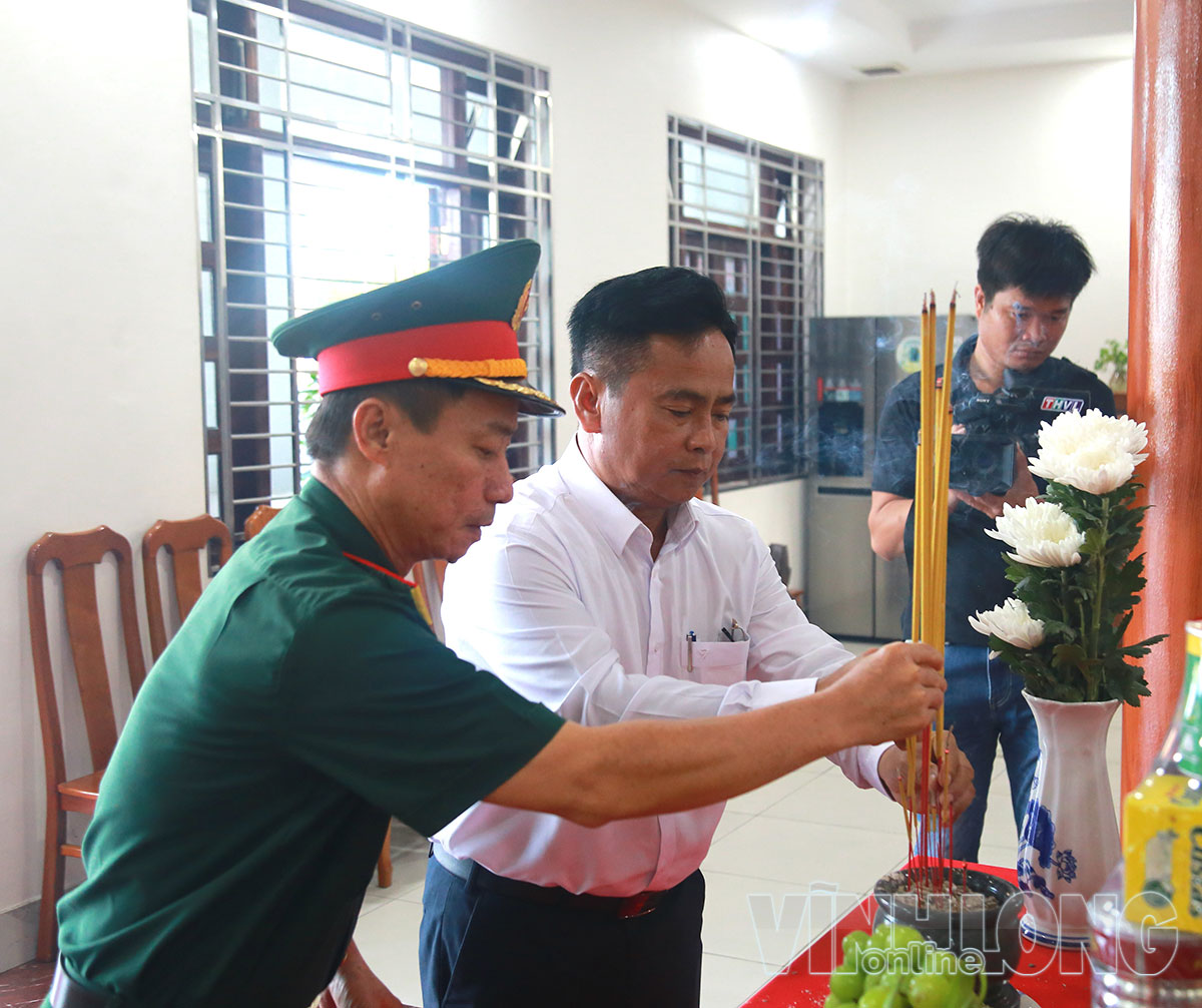 Đại biểu thắp hương tưởng niệm các Anh hùng liệt sĩ.