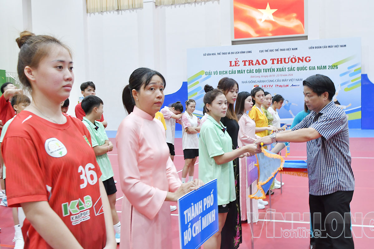 Ông Cao Quốc Dũng- Phó Giám đốc Sở Văn hóa, Thể thao và Du lịch Vĩnh Long tặng cờ lưu niệm cho các đơn vị tham gia giải.