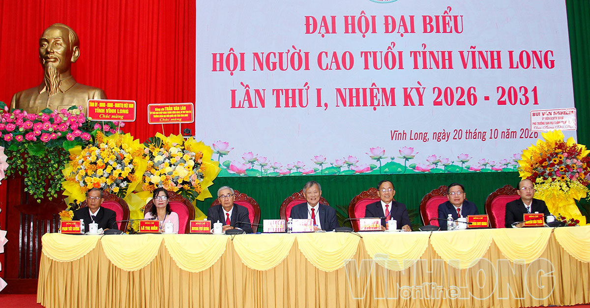 Đoàn Chủ tịch điều hành đại hội.