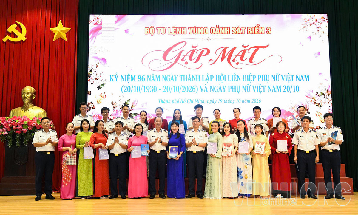  Lãnh đạo Đảng ủy, thủ trưởng Bộ Tư lệnh Vùng tặng quà hội viên phụ nữ trong đơn vị tại buổi gặp mặt.