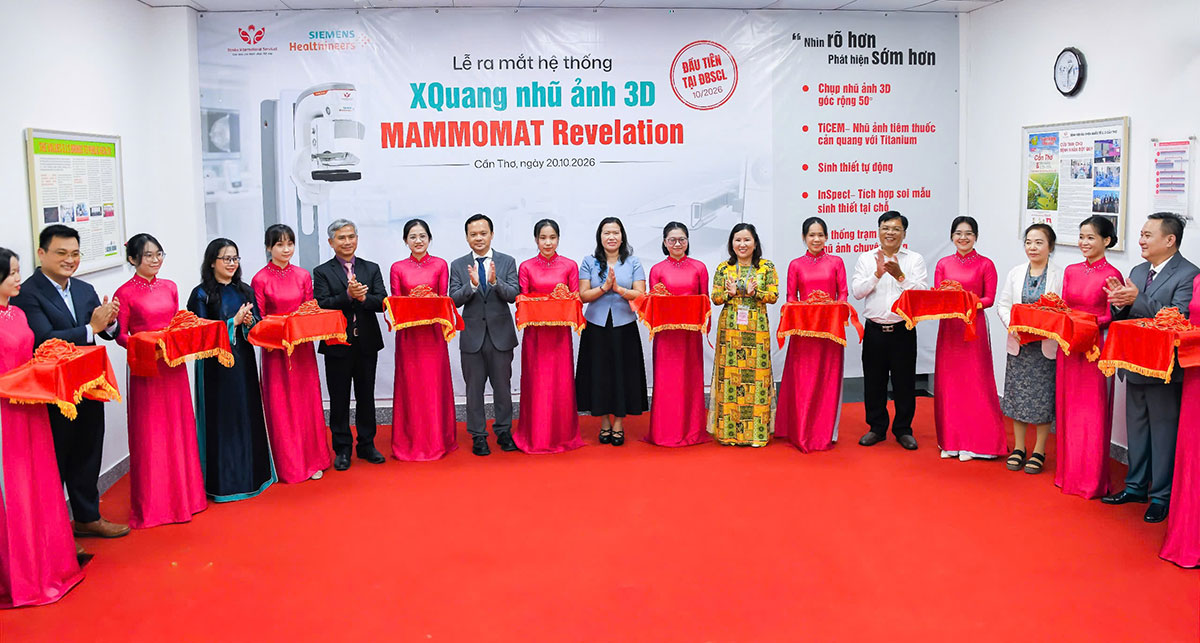 Các đại biểu thực hiện nghi thức cắt băng khánh thành, chính thức đưa vào vận hành hệ thống nhũ ảnh 3D MAMMOMAT Revelation tích hợp AI tại BV S.I.S Cần Thơ.