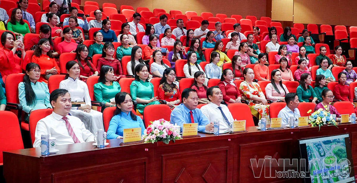 Đại biểu tham dự buổi họp mặt.