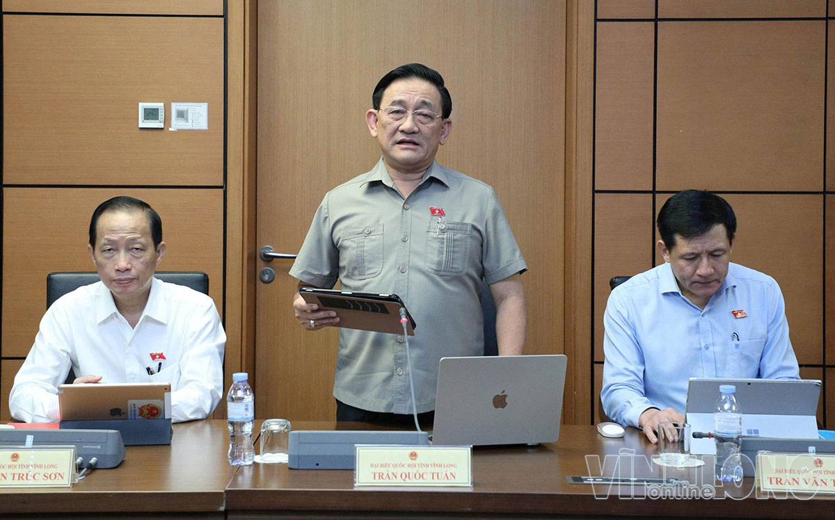 
Đại biểu Trần Quốc Tuấn Ủy viên Ban Thường vụ Tỉnh uỷ, Giám đốc Sở Công thương tỉnh Vĩnh Long thảo luận tại Tổ 15 chiều ngày 20/10.