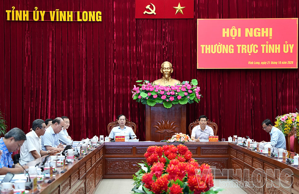 Các đồng chí Nguyễn Mạnh Hùng - Ủy viên Trung ương Đảng, Phó Bí thư Thường trực Tỉnh ủy; Trần Trí Quang - Phó Bí thư Tỉnh ủy, Chủ tịch UBND tỉnh chủ trì hội nghị.
