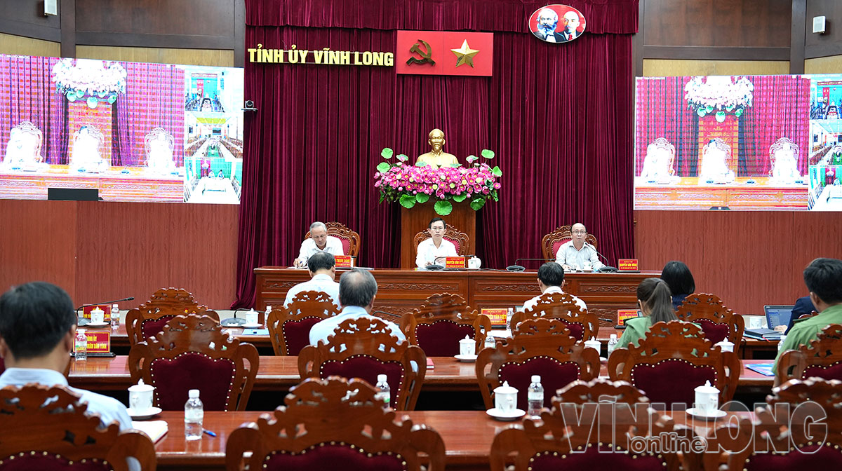Các đồng chí lãnh đạo Ban Tổ chức Tỉnh ủy chủ trì hội nghị.