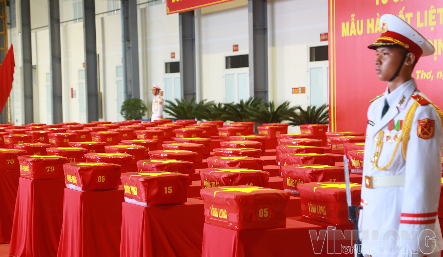  Từng mẫu hài cốt liệt sĩ phủ Quốc kỳ đỏ thắm như một ngọn lửa hy vọng sớm đưa những người đã ngã xuống vì Tổ quốc sớm trở về với gia đình.