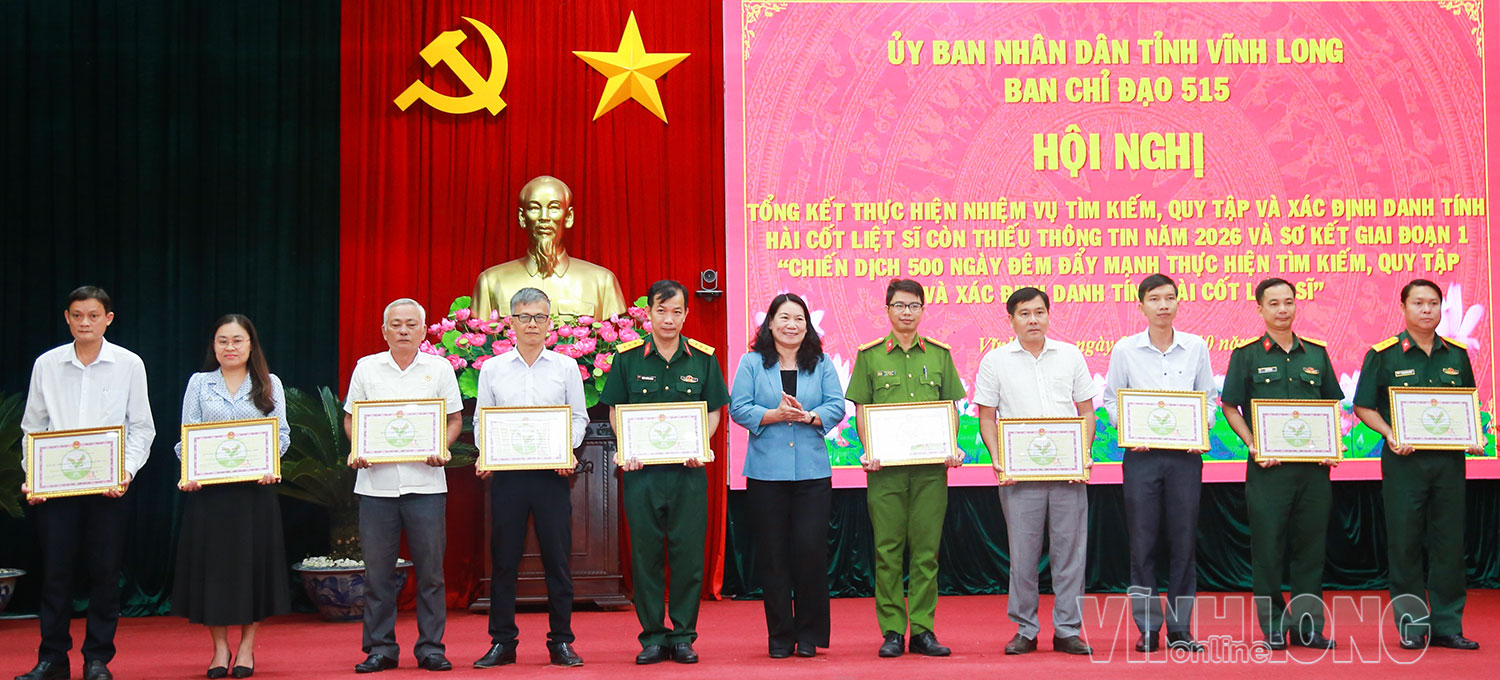 Đồng chí Nguyễn Thị Bé Mười- Tỉnh ủy viên, Phó Chủ tịch UBND tỉnh, Trưởng BCĐ 515 tỉnh tặng bằng khen của UBND tỉnh cho các tập thể đạt thành tích xuất sắc nhiệm vụ tìm kiếm, quy tập và xác định danh tính hài cốt liệt sĩ.