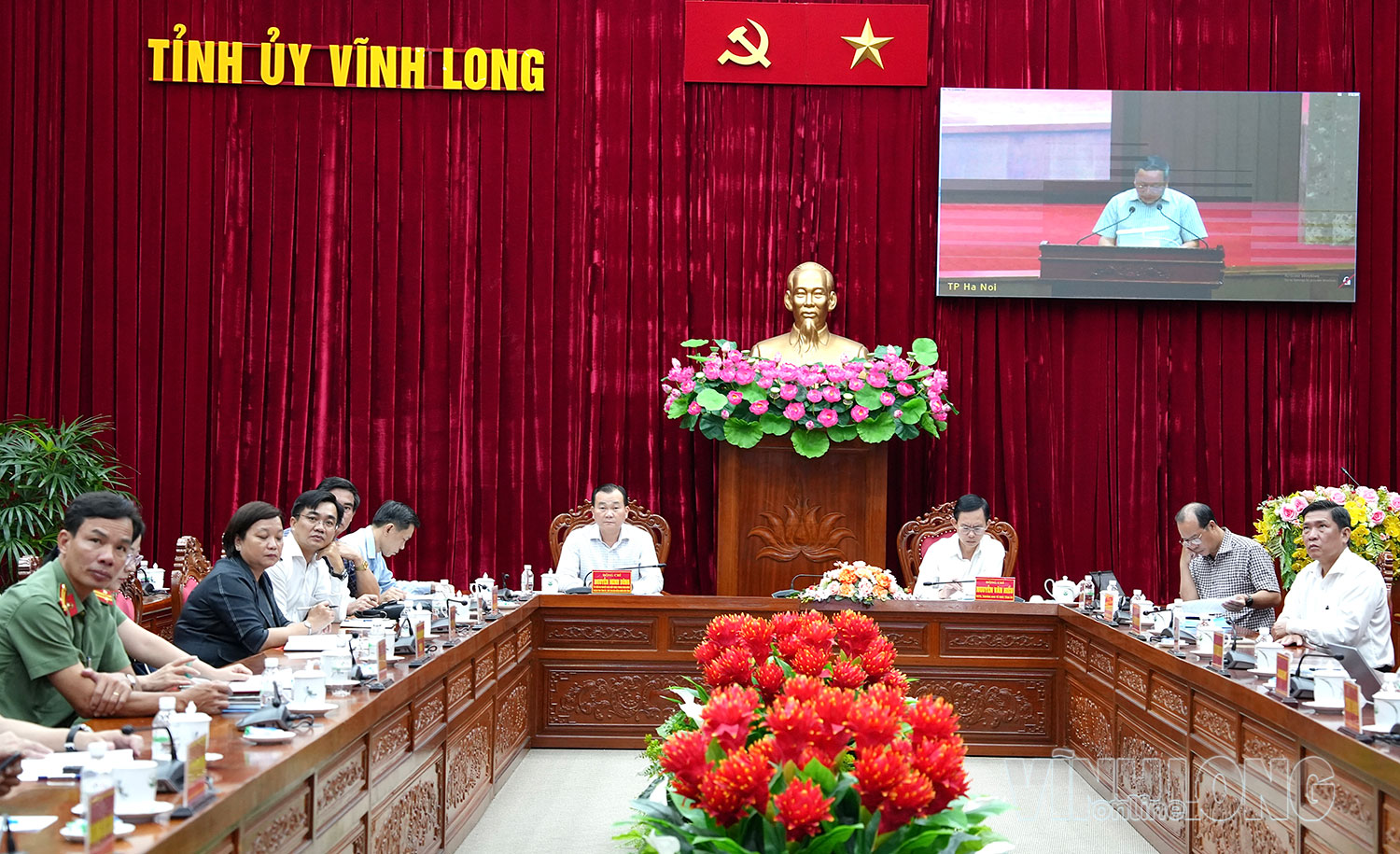 Các đồng chí: Nguyễn Minh Dũng- Ủy viên Dự khuyết Trung ương Đảng, Phó Bí thư Tỉnh ủy, Chủ tịch HĐND tỉnh; Nguyễn Văn Hiếu- Ủy viên Ban Thường vụ Tỉnh ủy, Trưởng Ban Tổ chức Tỉnh ủy chủ trì điểm cầu tỉnh Vĩnh Long.