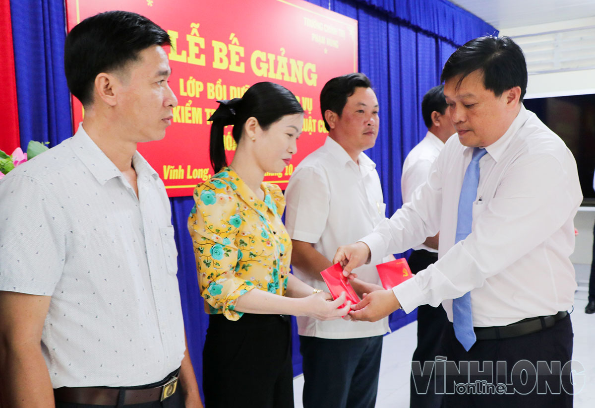 Đồng chí Lê Quốc Vũ - Phó Chủ nhiệm Ủy ban Kiểm tra Tỉnh ủy trao chứng nhận cho học viên.
