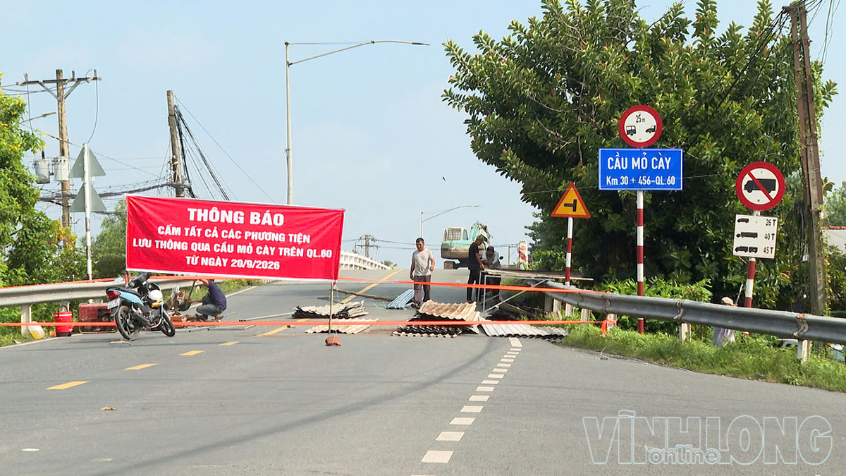 Cầu Mỏ Cày cũ đã được tháo dỡ ngày 20/9. Phần công trình dưới nước với kết cấu phức tạp cũng đang được tháo dỡ.