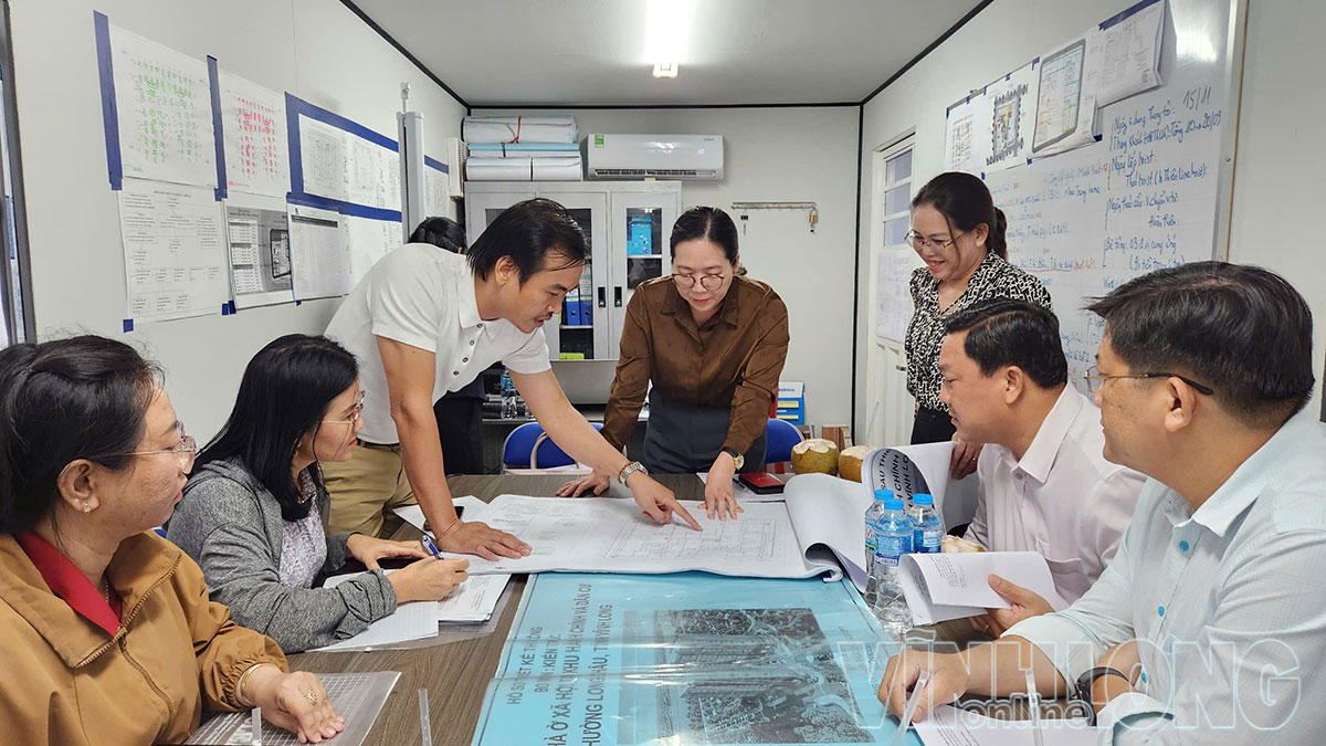 Chủ đầu tư báo cáo tiến độ với đoàn giám sát.