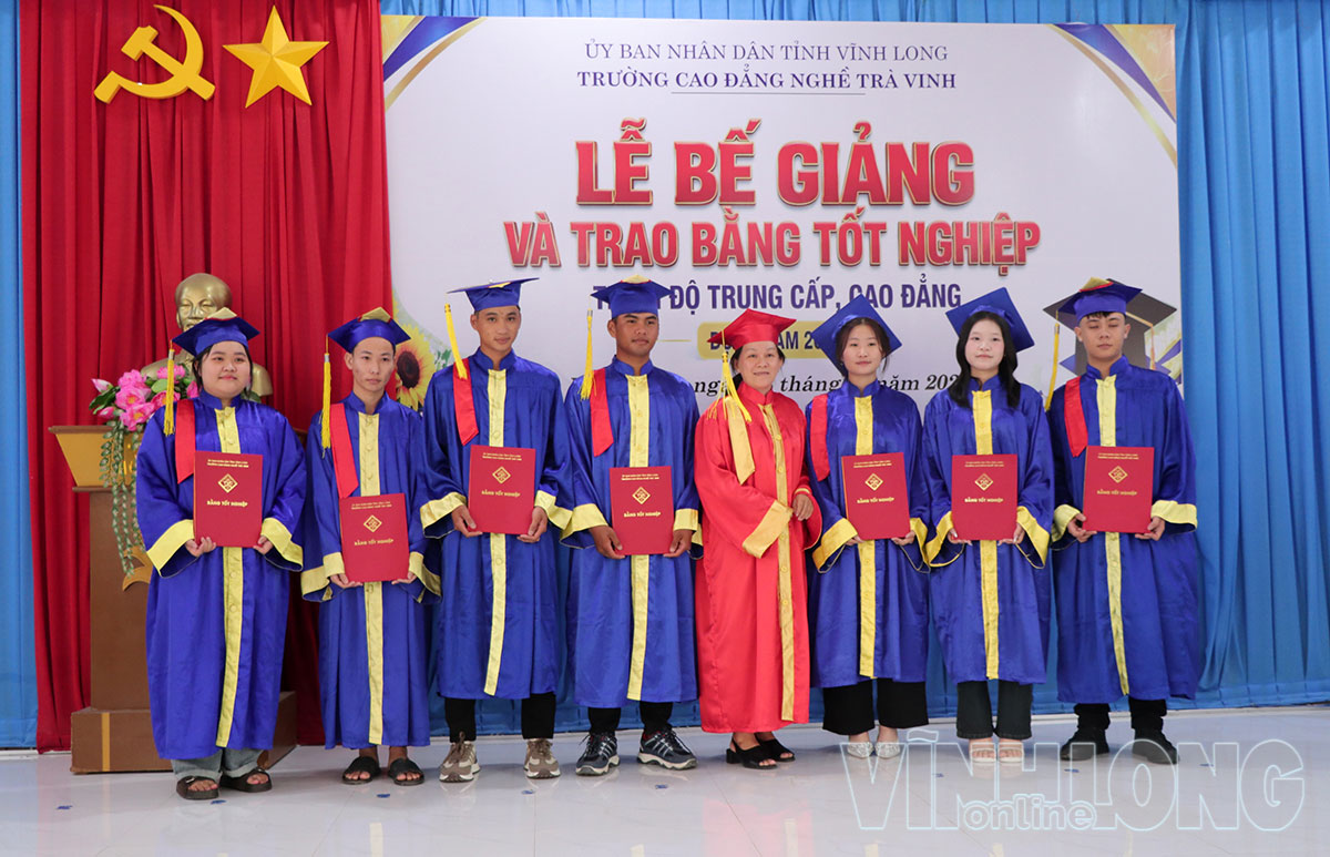 Trao bằng tốt nghiệp cho HSSV trình độ trung cấp, cao đẳng, đợt 3 năm 2026.