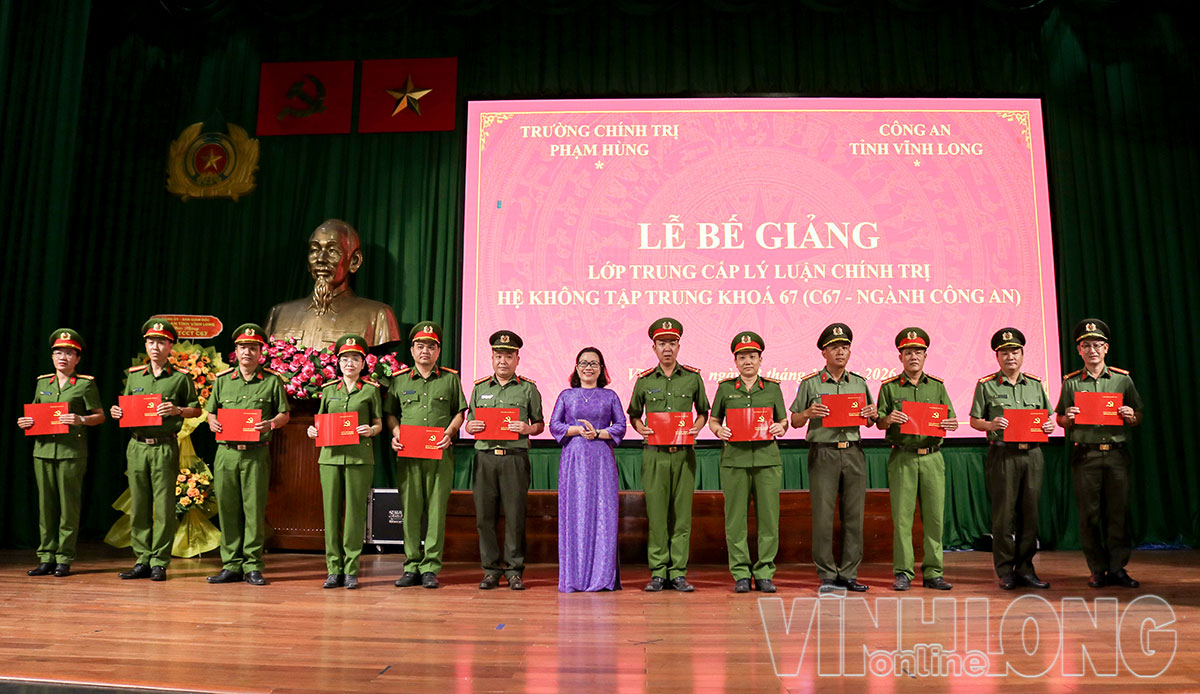 Đồng chí Nguyễn Trúc Hạnh - Tỉnh ủy viên, Hiệu trưởng Trường Chính trị Phạm Hùng trao bằng tốt nghiệp cho các học viên.