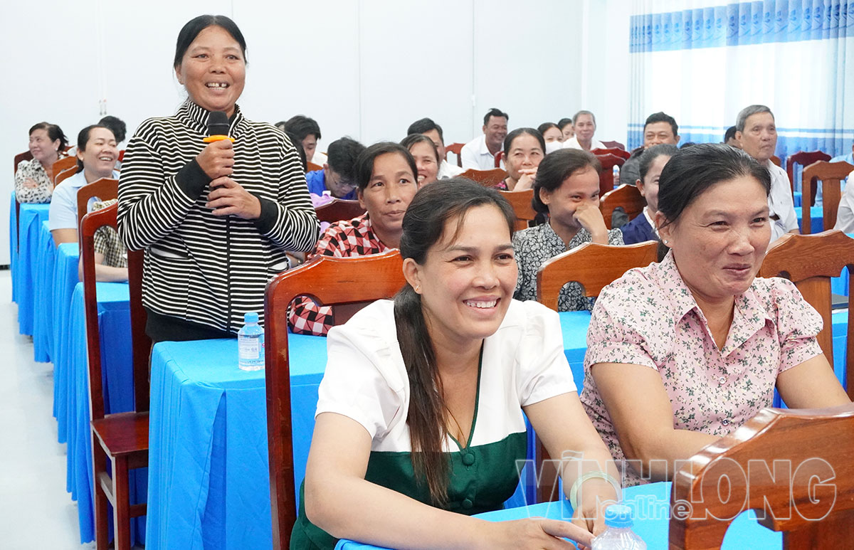 Người dân trực tiếp phản ánh kiến nghị đến lãnh đạo xã.
