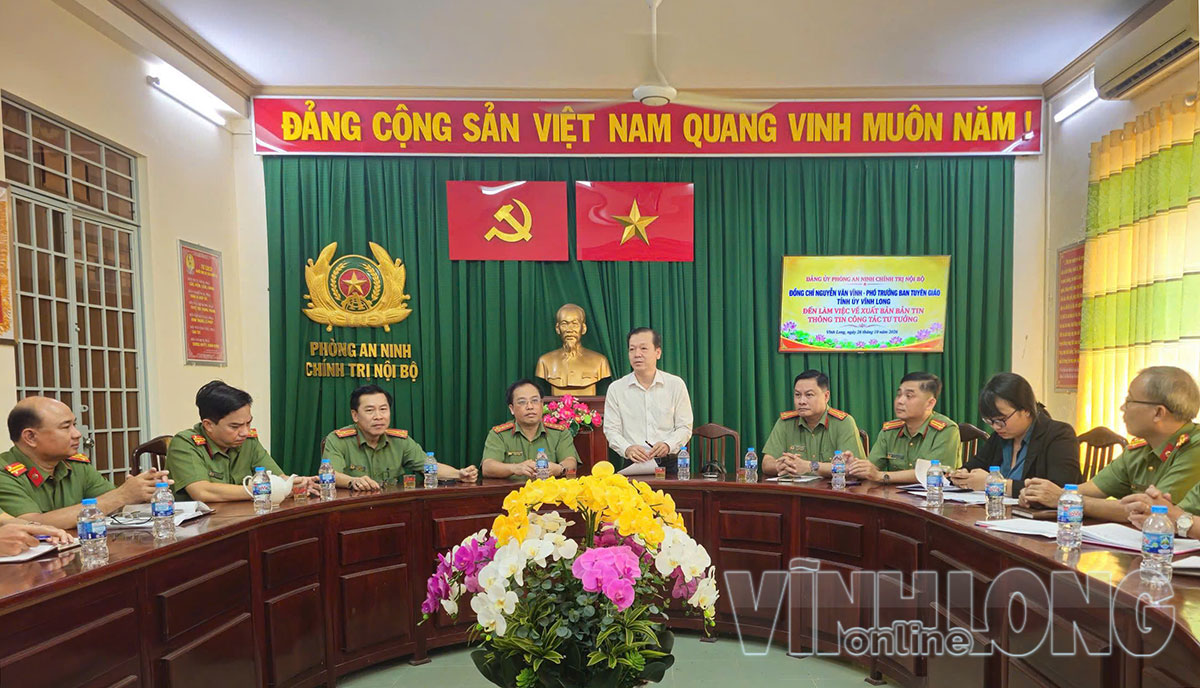Chú thích ảnh: Đồng chí Nguyễn Văn Vĩnh, Phó Trưởng Ban Tuyên giáo Tỉnh ủy Vĩnh Long, phát biểu về những yêu cầu đổi mới của Bản tin Thông tin công tác tư tưởng. Ảnh: Minh Chinh