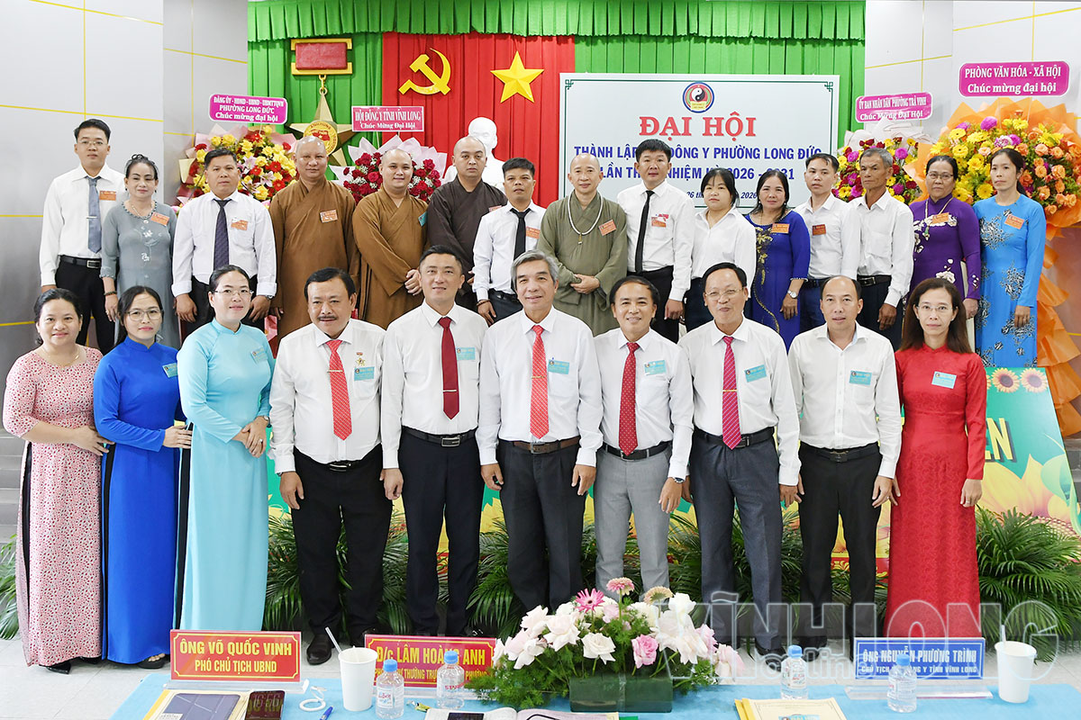 Lãnh đạo Hội Đông y tỉnh và lãnh đạo phường chụp ảnh lưu niệm với Ban Chấp hành Hội Đông y phường Long Đức, nhiệm kỳ 2026 - 2031.
