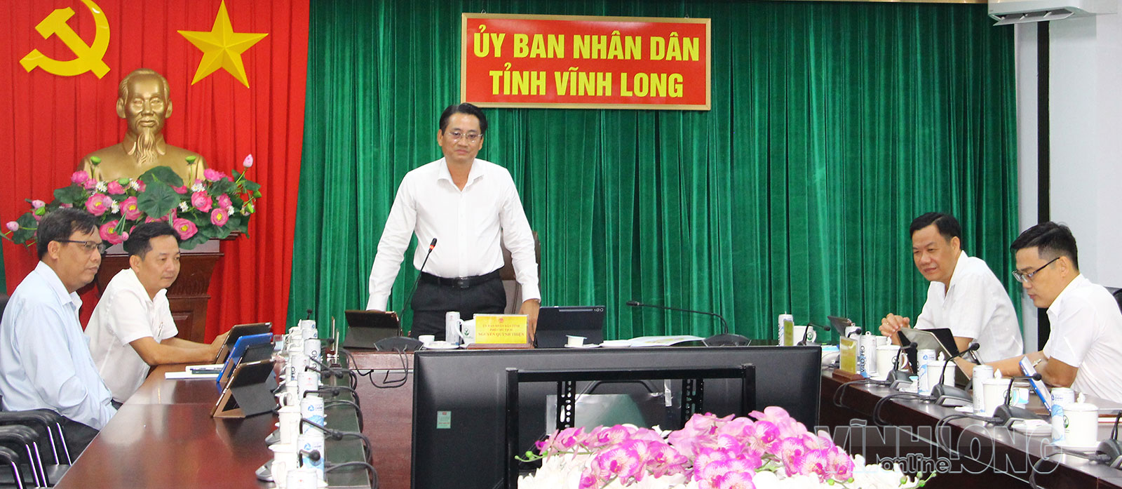 Đồng chí Nguyễn Quỳnh Thiện, Tỉnh ủy viên, Phó Chủ tịch UBND tỉnh tham dự và báo cáo tại cuộc họp.