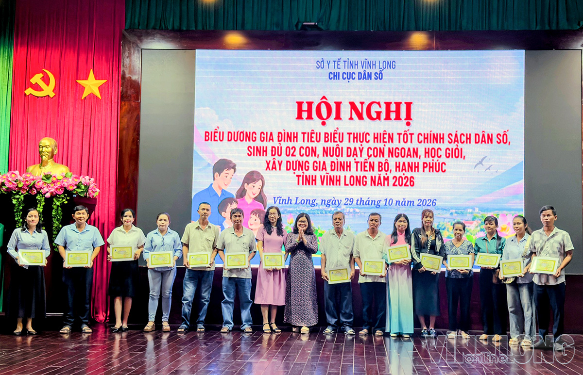 Tặng giấy biểu dương các gia đình thực hiện tốt chính sách dân số.
