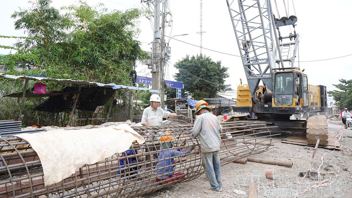 Cuộc điều tra, thu thập thông tin nhằm phục vụ tính toán giá trị sản xuất ngành xây dựng của tỉnh trong quý IV và năm 2026. Trong ảnh: Khu vực thi công Dự án cầu Tam Bình.