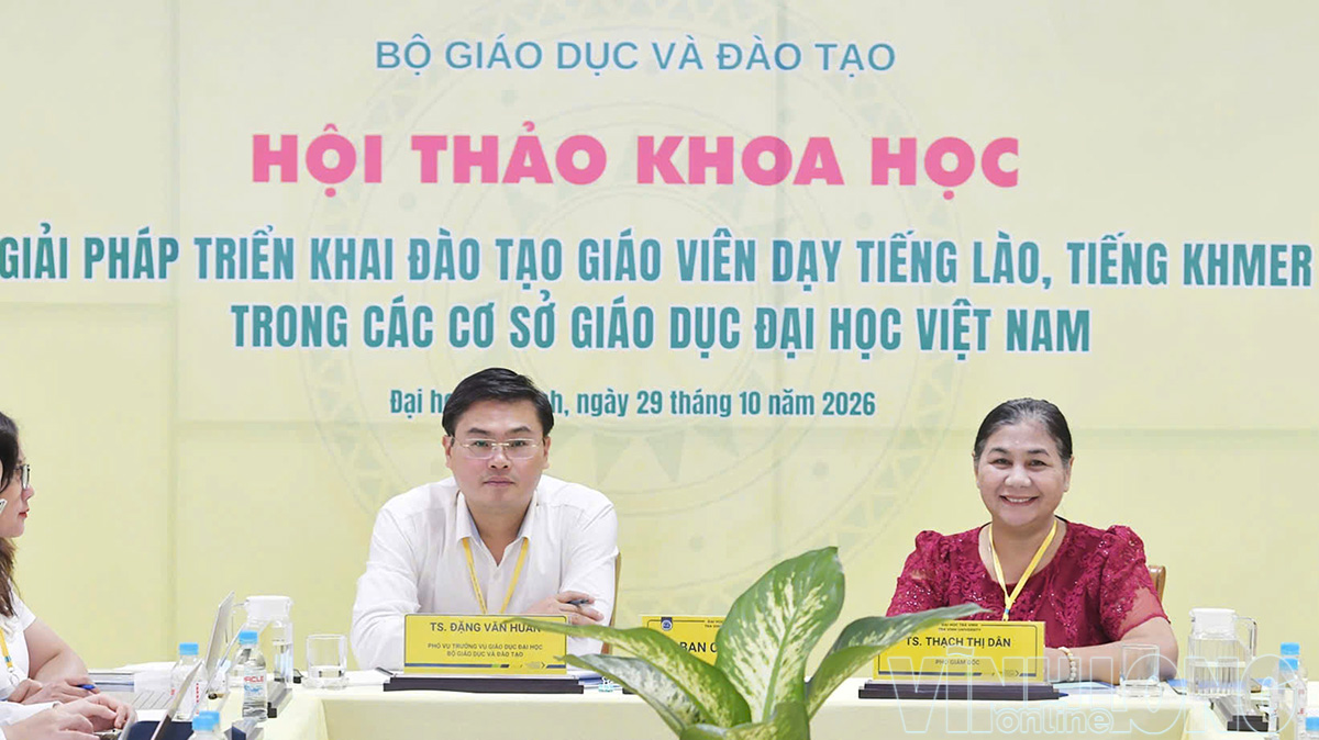 TS. Đặng Văn Huấn- Phó Vụ trưởng Vụ Giáo dục Đại học, Bộ Giáo dục và Đào tạo và TS. Thạch Thị Dân- Phó Giám đốc Đại học Trà Vinh cùng chủ trì Hội thảo.