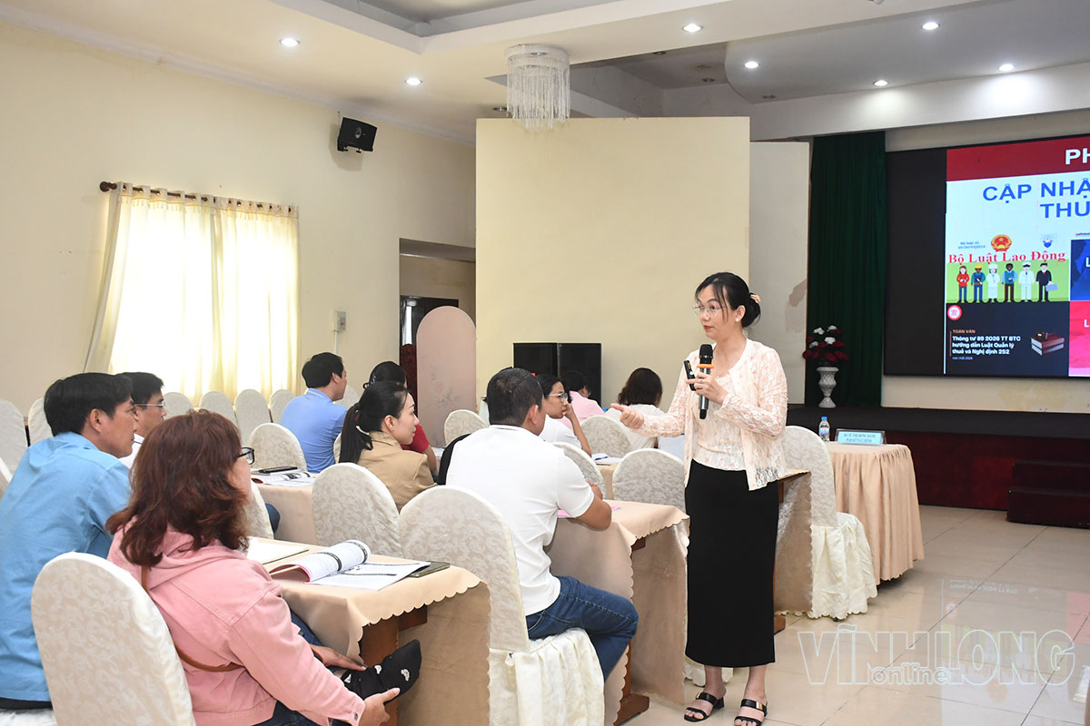 Giảng viên Phân hiệu Đại học Kinh tế TP. Hồ Chí Minh tại tỉnh Vĩnh Long tập huấn tại khóa đào tạo khởi sự kinh doanh.
