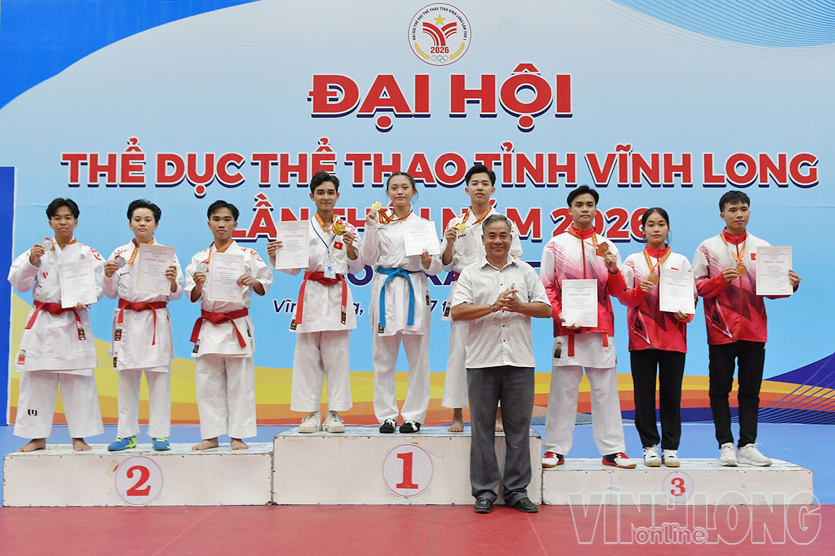3 võ sĩ Cụm 9- An Hội trên bục nhận HCV nội dung thi quyền hỗn hợp nam, nữ
ở môn Karate.
