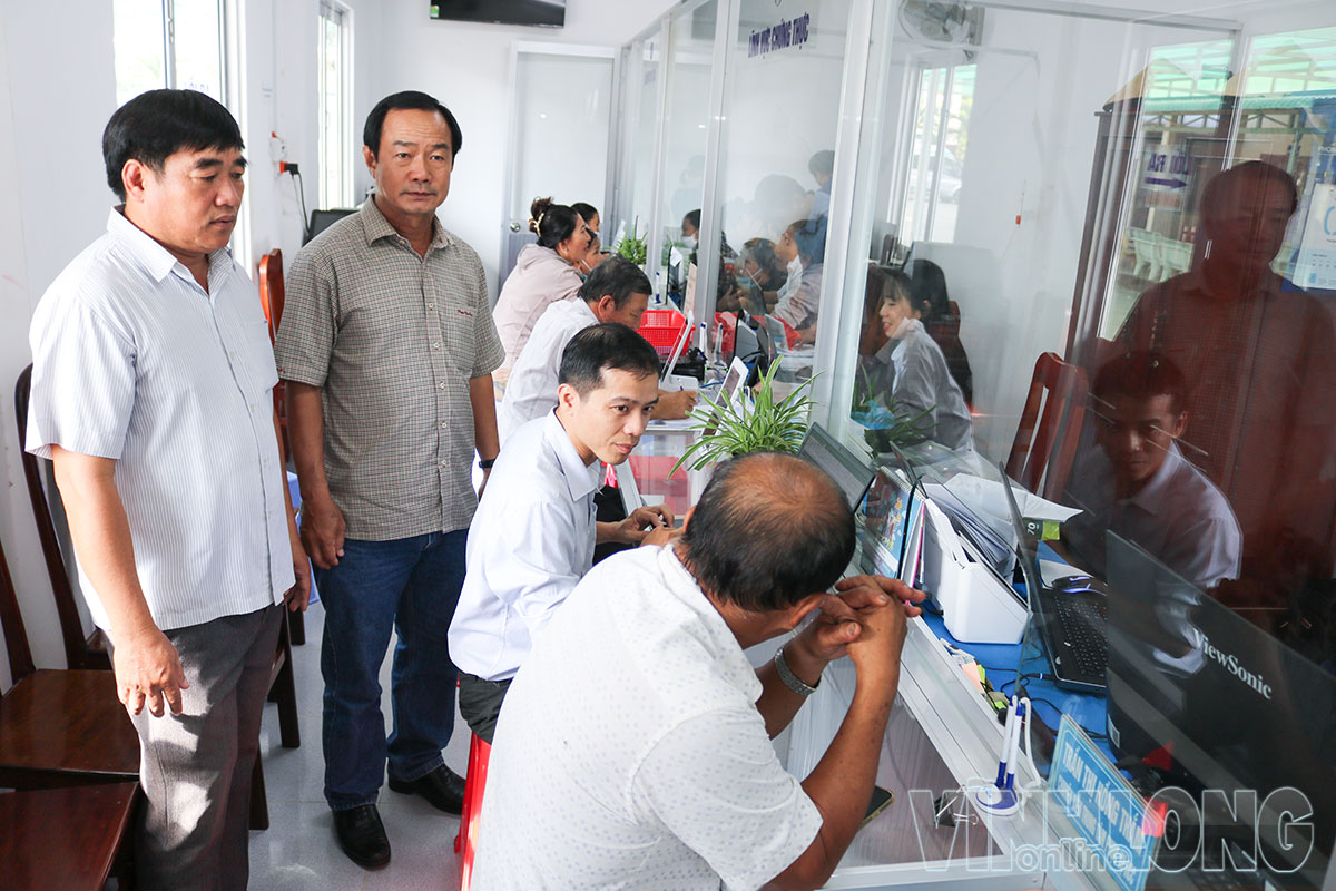 Lãnh đạo Sở Khoa học và Công nghệ đến cơ sở, phối hợp với chính quyền địa phương hướng dẫn người dân kê khai thông tin.