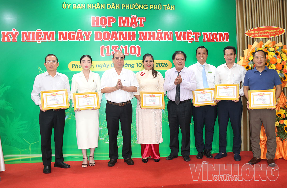 Trao giấy khen biểu dương 27 tập thể, 18 cá nhân có nhiều đóng góp cho an sinh xã hội tại địa phương.