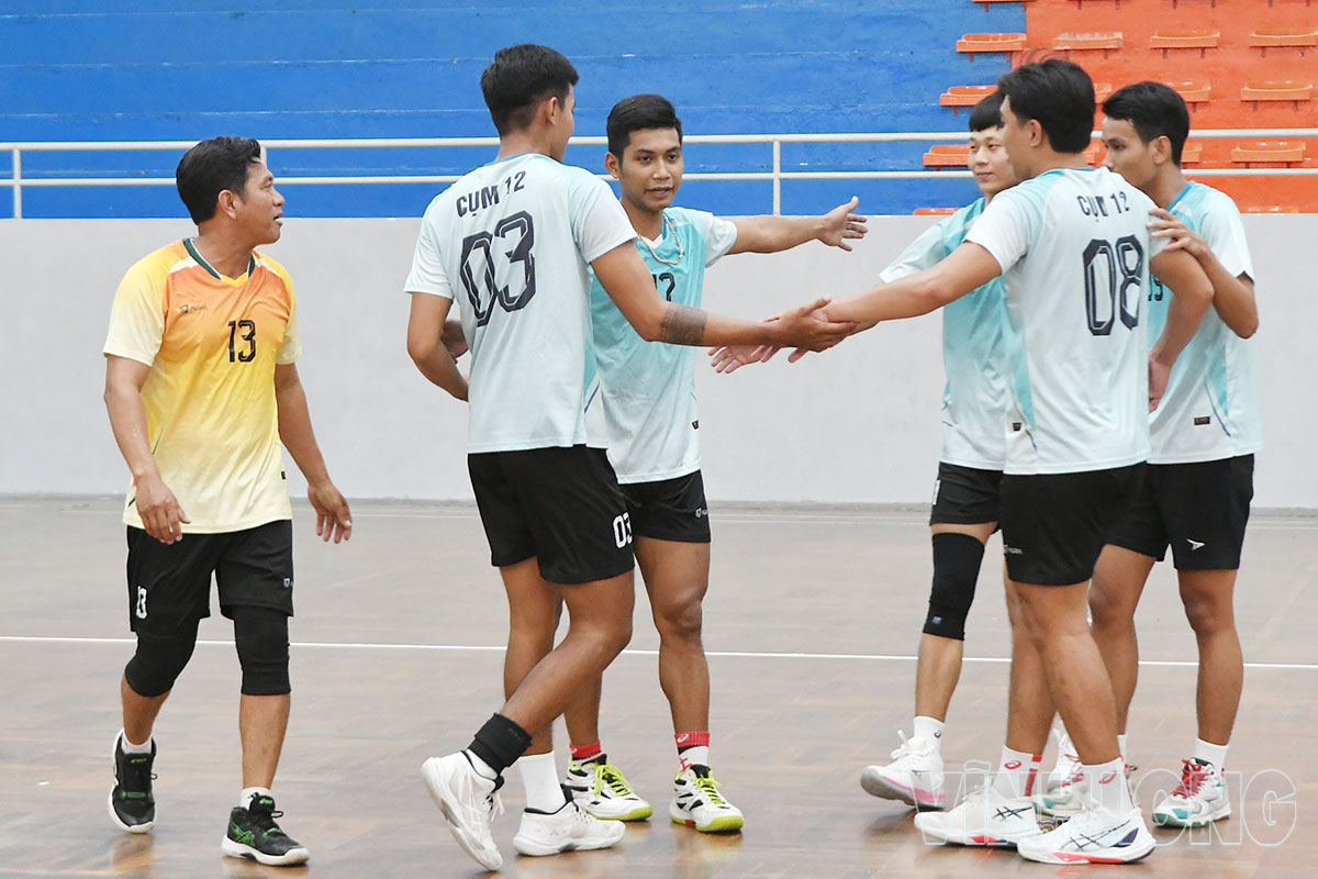Đội Cụm 12- xã Tiểu Cần với niềm vui sau trận ra quân thắng lợi.
