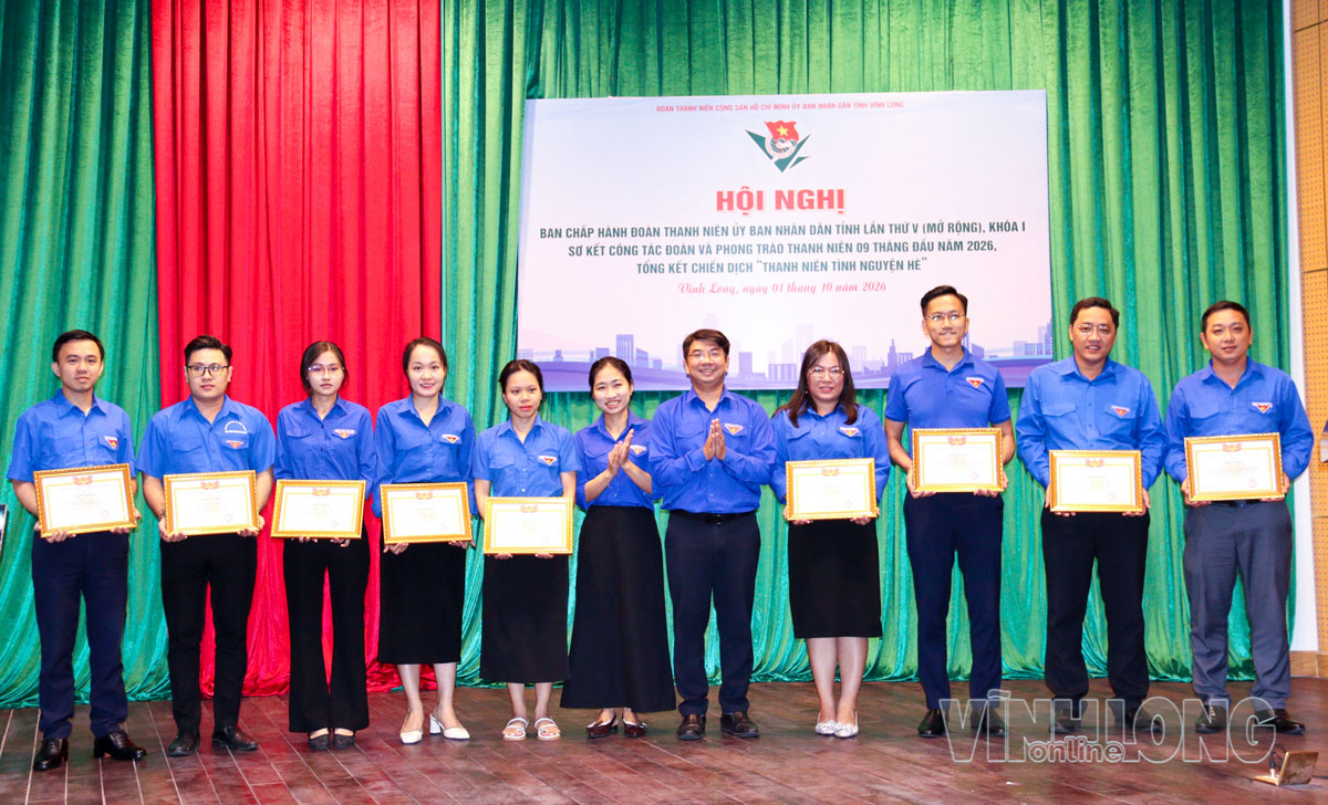 Trao giấy khen cho các cá nhân đạt thành tích xuất sắc trong Chiến dịch “Thanh niên tình nguyện hè”.