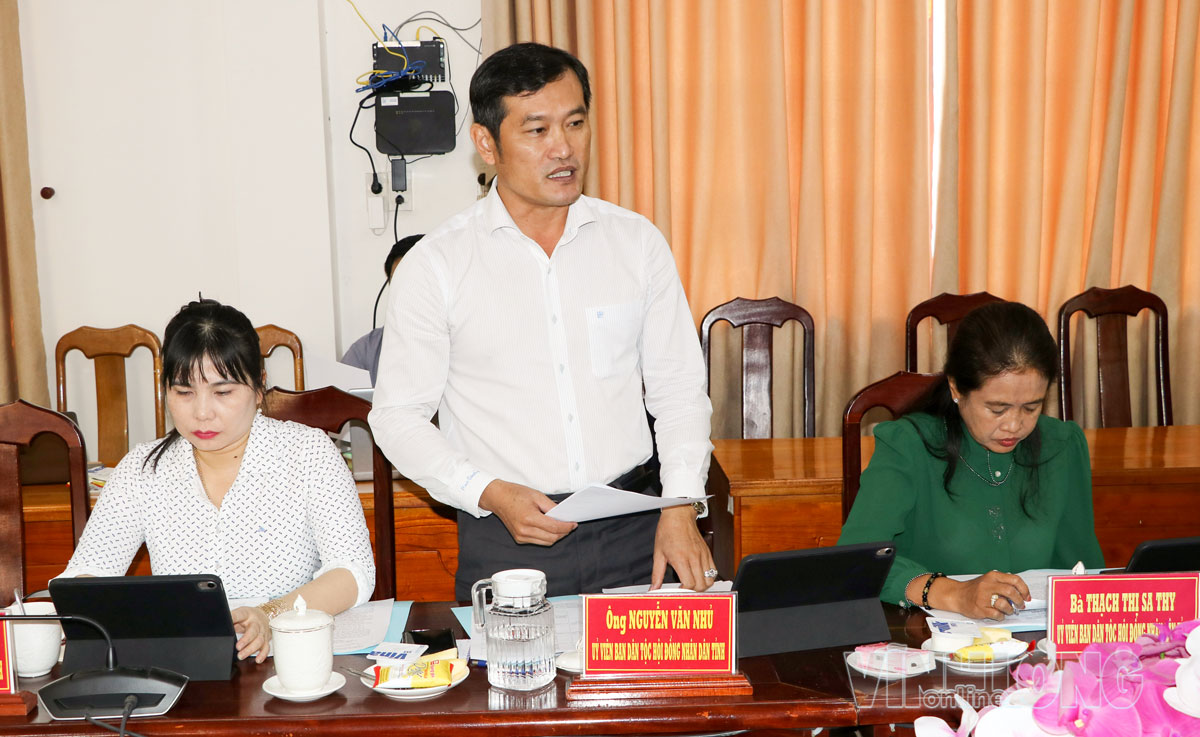 Thành viên Ban Dân tộc HĐND tỉnh tham gia ý kiến.  