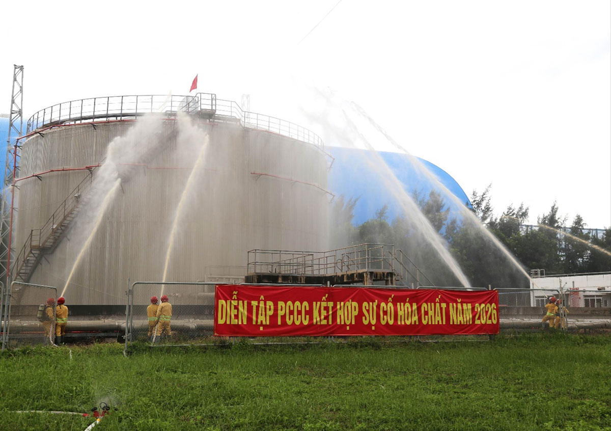 Lực lượng PCCC và CNCH chuyên ngành triển khai tổ chức cứu nạn và chữa cháy tại hiện trường.