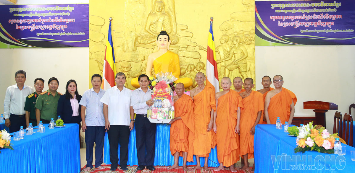 Bí thư Tỉnh ủy – Trần Văn Lâu; Phó Bí thư Tỉnh ủy, Chủ tịch Ủy ban MTTQ Việt Nam tỉnh – Kim Ngọc Thái và các thành viên đoàn công tác tặng quà, chụp ảnh lưu niệm với các vị chư tăng Hội Đoàn kết sư sãi yêu nước tỉnh.