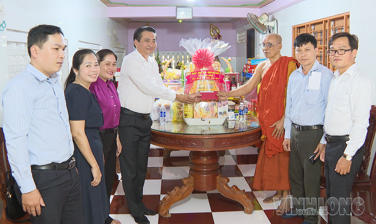 Phó Chủ tịch UBND tỉnh Nguyễn Quỳnh Thiện tặng quà cho Chư tăng chùa Quy Nông tại xã Hưng Mỹ.