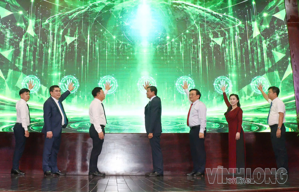 Nghi thức bấm nút phát động Vòng đối thoại địa phương Vĩnh Long - Diễn đàn Kinh tế tư nhân Việt Nam 2026.