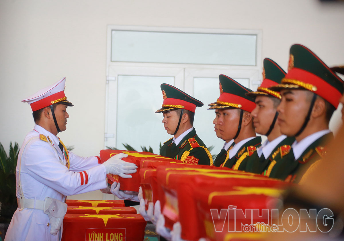 Từng mẫu hài cốt liệt sĩ phủ lá Quốc kỳ đỏ thắm, được các lực lượng làm nhiệm vụ cẩn thận vận chuyển với lòng thành kính, tri ân.